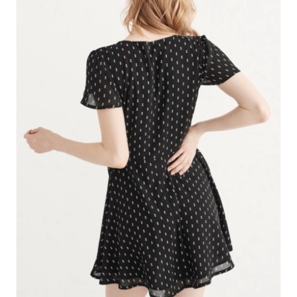 ABERCROMBIE & FITCH • Black/White Polka Dot Print Faux Wrap V-Neck Mini Dress - Picture 2 of 16